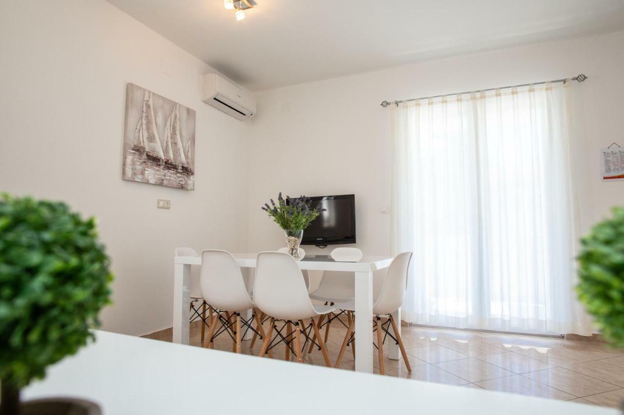 Apartments Rina Novalja Εξωτερικό φωτογραφία