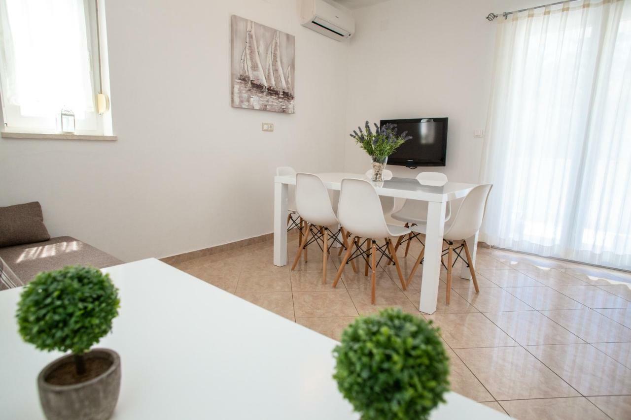 Apartments Rina Novalja Εξωτερικό φωτογραφία