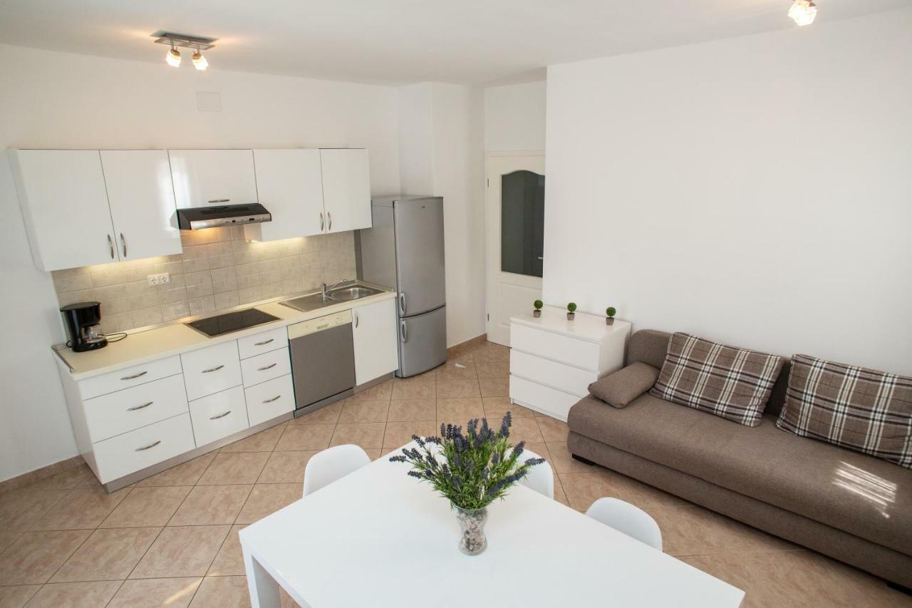 Apartments Rina Novalja Εξωτερικό φωτογραφία